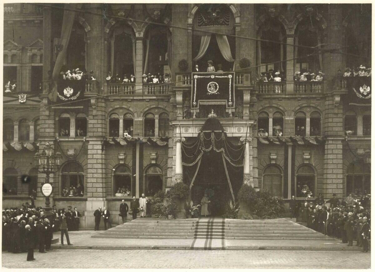 Ferdinand Stracke, Návštěva císaře Františka Josefa I. v Liberci 1906 – císař na balkoně radnice
